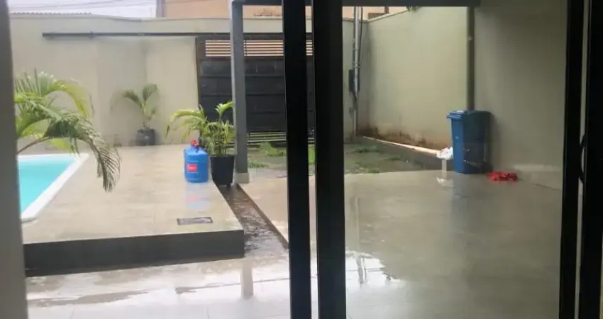 Casa de rua à venda, projetada para oferecer conforto, privacidade e excelente custo-benefício.