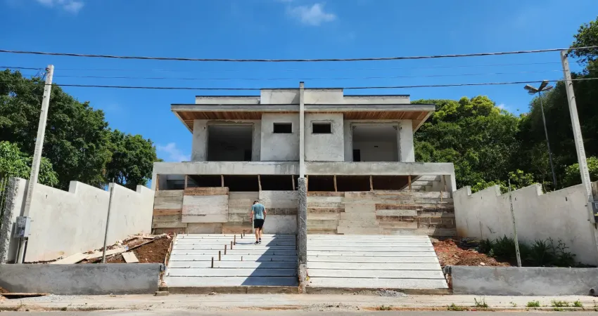 Sobrados com edícula e ampla área externa à venda no aristocrata