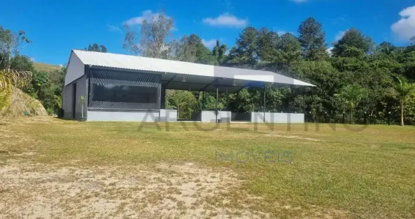 Amplo espaço com galpão e salão - ideal para atividades comerciais!