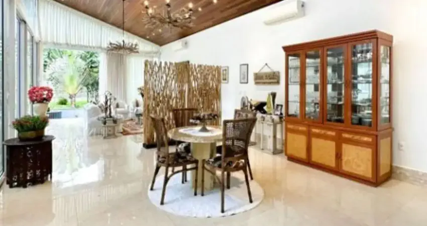 Casa de alto padrão no condomínio ponta negra clube de campo – 4 suítes, piscina e lago integrado