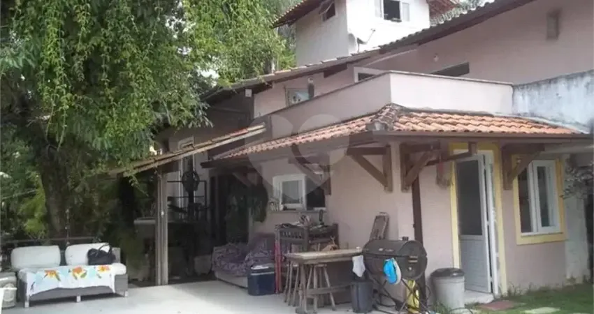 Casa duplex com arquitetura colonial rústica, situada em condomínio fechado bem localizado, possuindo lazer privativo.