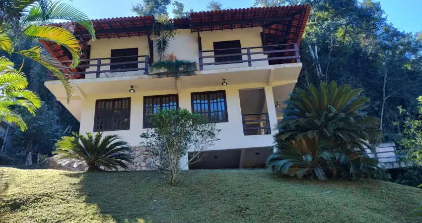 Excelente casa duplex , com 3 quatos, suite, 4 vagas,piscina, area gourmet