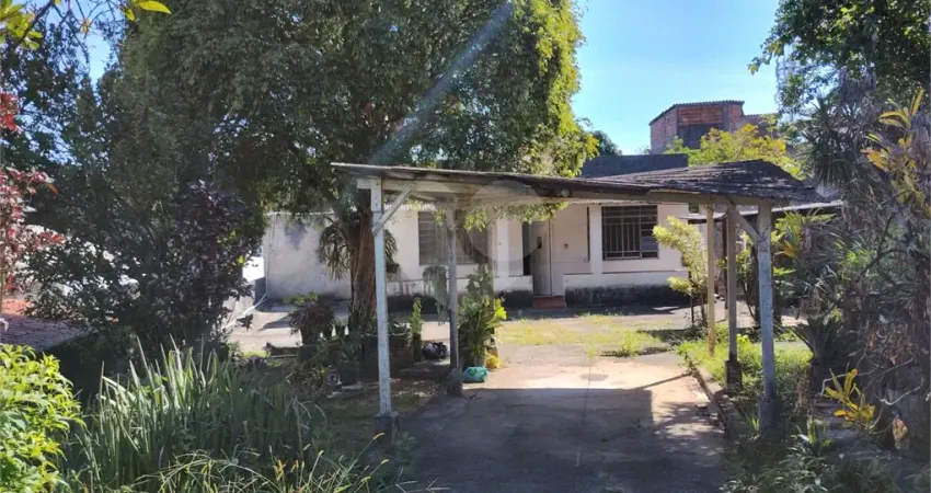 Casa com amplo quintal, com arvores frutiferas,com 3 quartos , sala varanda na frente e fundos
