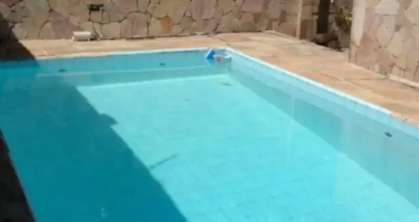 Casa com piscina para residência e comércio a poucos metros da lagoa do araçá