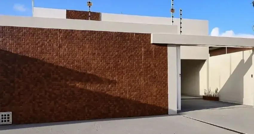 Linda casa no bairro de mangabeira viii com 3 quartos sendo duas suítes.