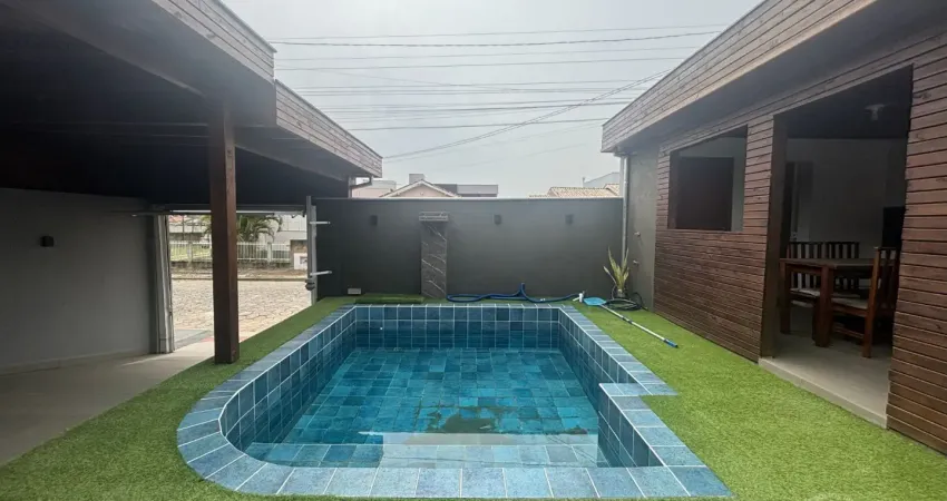 Linda casa com piscina no bairro oficinas em tubarão. excelente localização