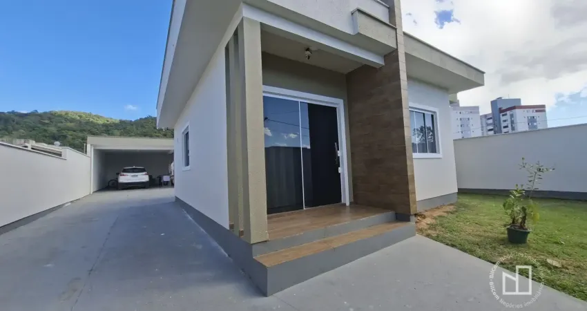 Excelente casa de alvenaria toda mobiliada, com piscina e uma localização privilegiada.