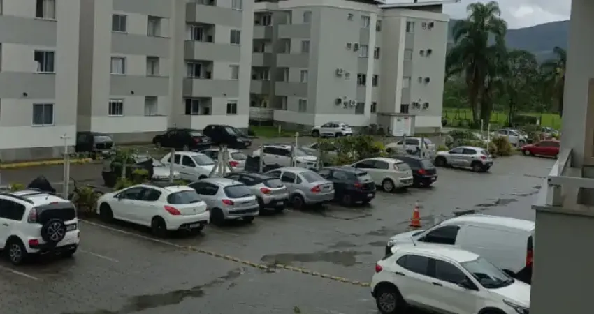 Lindo apartamento na regiao de biguacú, com 2 quartos e vaga de garagem.