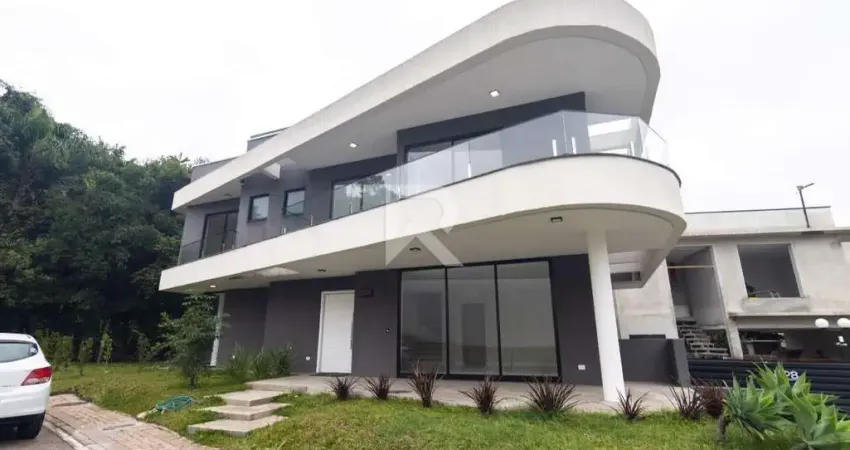 Casa com 3 Suítes e 4 Vagas, 396 m² – Condomínio Fechado – Curitiba/PR