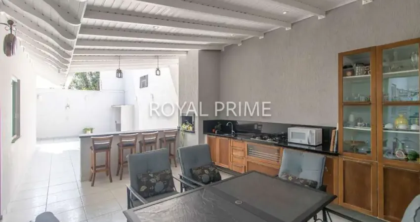 Sobrado Tríplex, frente rua com Quintal, Ático e 3 dormitórios para locação 250 m² - Centro - Quatro Barras/PR