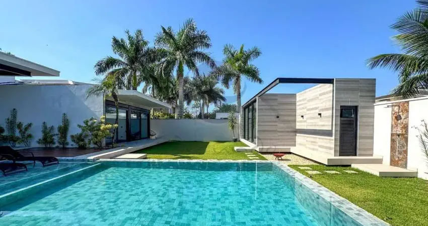 Casa de Alto Padrão no Guarujá com 6 Suítes 6 Vagas a venda na Praia de Acapulco