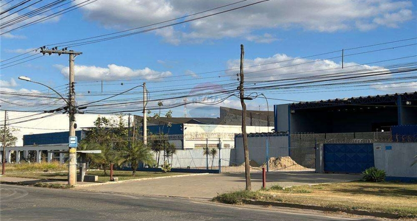 Galpão de 5mil m², com sala de reunião, cozinha, copa, 8 salas individuais e 5 banheiros. Área total do lote: 11mil m²