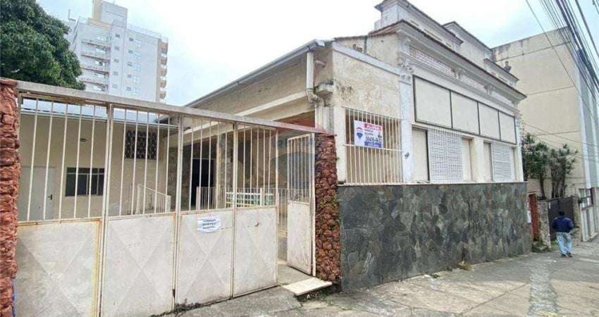 Casa para locação na Rua Floriano Peixoto com 15 cômodos , 9 banheiros, 3 áreas descobertas, 2 vagas de garagem no centro da cidade. Ponto comercial