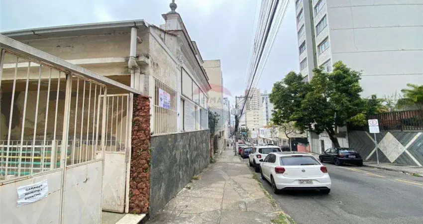 Casa para locação na Rua Floriano Peixoto com 15 cômodos , 9 banheiros, 3 áreas descobertas, 2 vagas de garagem no centro da cidade. Ponto comercial