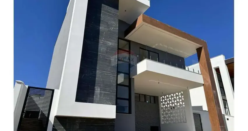 Casa a venda no Alphaville com 4 quartos sendo 4 suítes, vaga para 4 carros, área de lazer completa, segurança 24 horas.