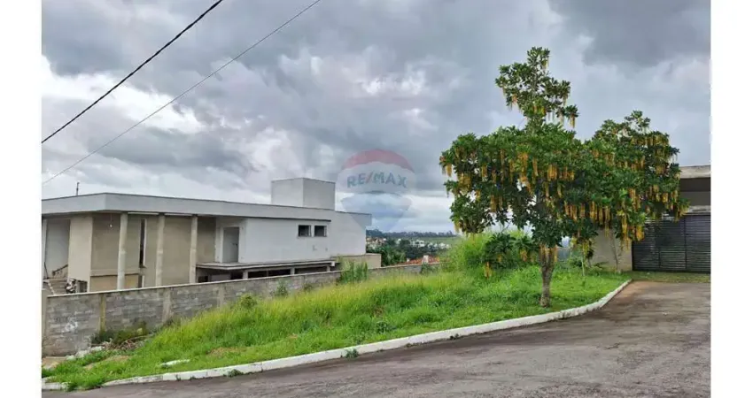 Perto do Centro, em condomínio fechado, lote com 602m, na parte alta, vista linda, em uma rua sem saída, tranquilidade e privacidade.
