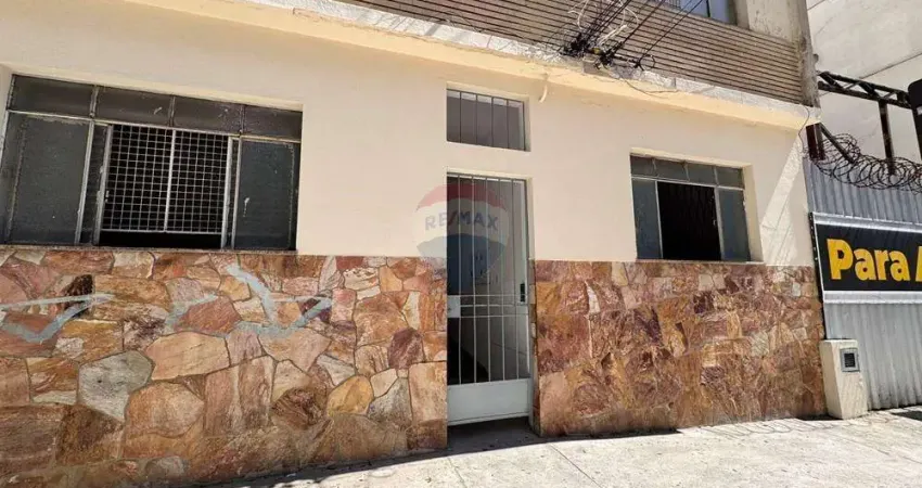 Ponto comercial amplo com espaços flexíveis para diversos tipos de negócios no centro, grande potencial em rua de alto fluxo de pedestres.