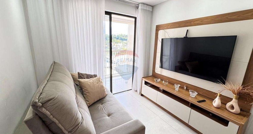 Apartamento de 2 quartos, sala com varanda e fechamento de cortina de vidro, elevador e uma vaga de garagem,