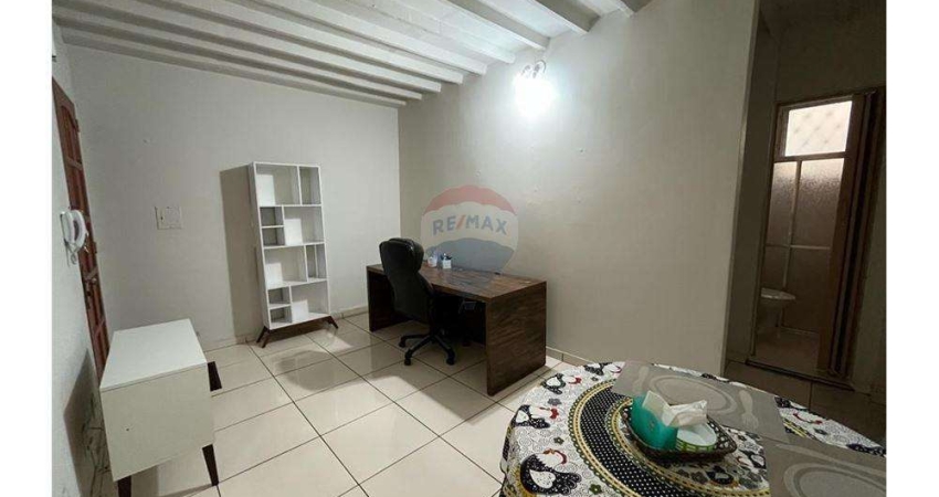 Apartamento de dois quartos, sala, cozinha, área de serviço, banheiro, vaga de garagem compartilhada, todo mobilhado.