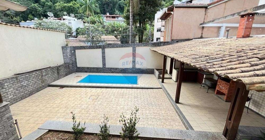 Casa para locação com 3 quartos sendo uma suíte, varanda gourmet com piscina, vaga para dois carros.