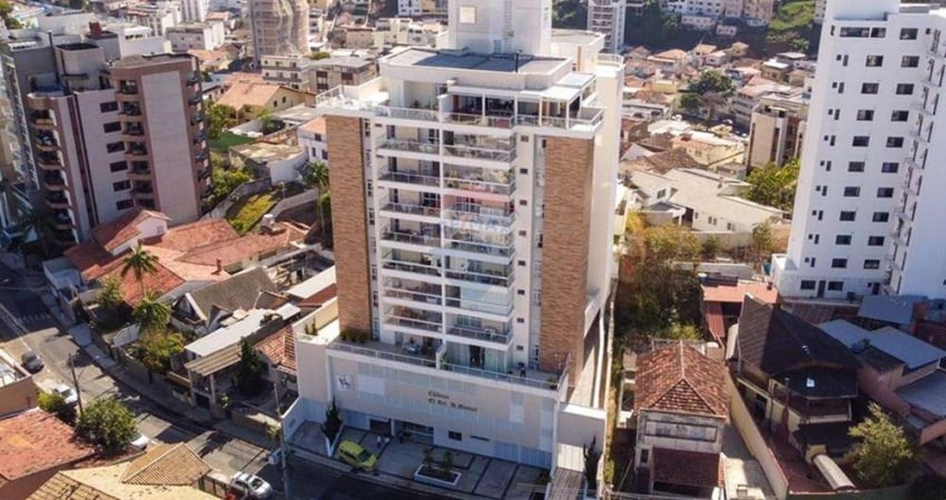 Apartamento de 3 quartos sendo uma suíte com armários, sala 2 ambientes, varanda, cozinha com armários planejados, duas vagas de garagem e elevador.