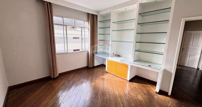 apartamento de 3 quartos, 2 banheiros, sala, cozinha ampla com dependência de empregada, 3 lances de escada.