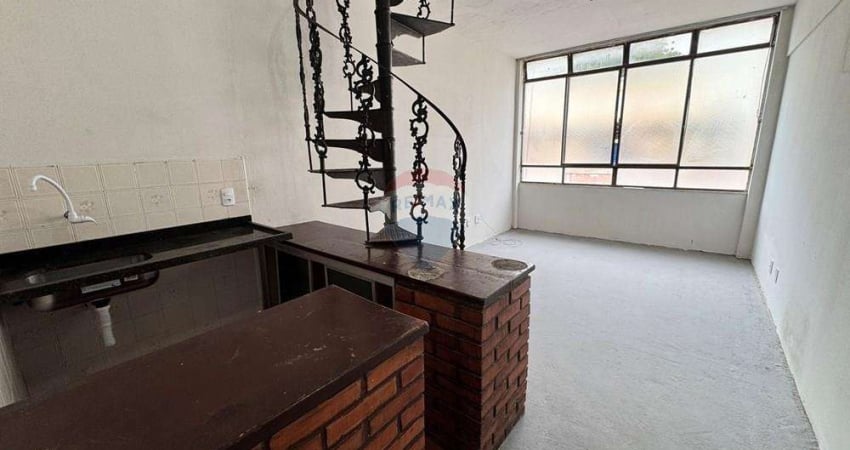 Cobertura 1 quarto no Centro com área externa e ótima localização!
