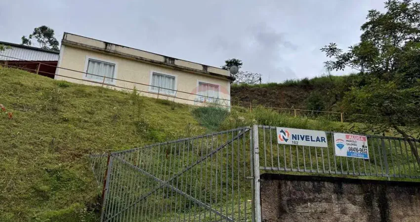 Casa sendo dois quartos, um banheiro, uma sala espaçosa, cozinha e lavanderia, vaga de garagem