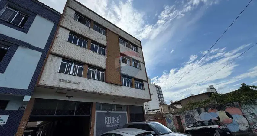 Apartamento com 3 quartos, 2 banheiros, sala, cozinha e dependência de empregada, 2 lances de escada, não aceita pet.