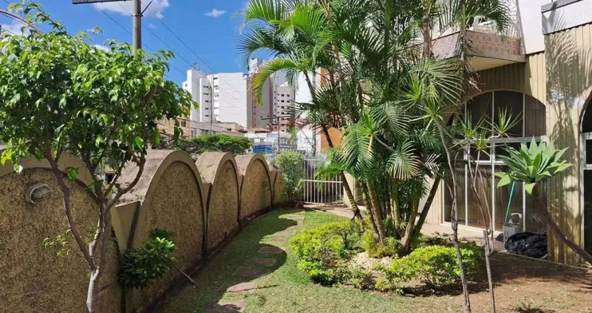 Espaçoso apartamento de três quartos, sendo um suite, próximo ao colégio jesuitas, a mercados, academias, farmacias e muito mais.