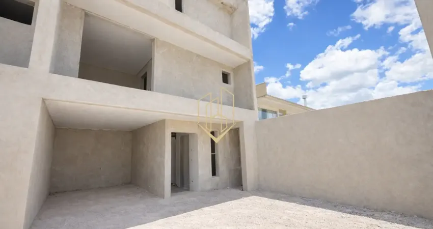 Sobrado triplex em fase final de acabamento em Santa Felicidade.