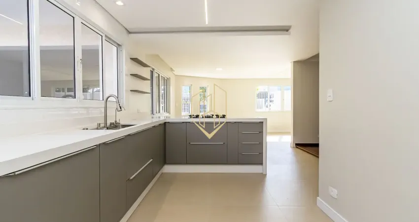 Casa reformada com 4 quartos sendo 2 suítes e 4 vagas no Cajuru