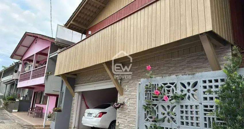 Dois sobrados, sendo três moradas individuais, a poucos metros do mar em barra velha, sc