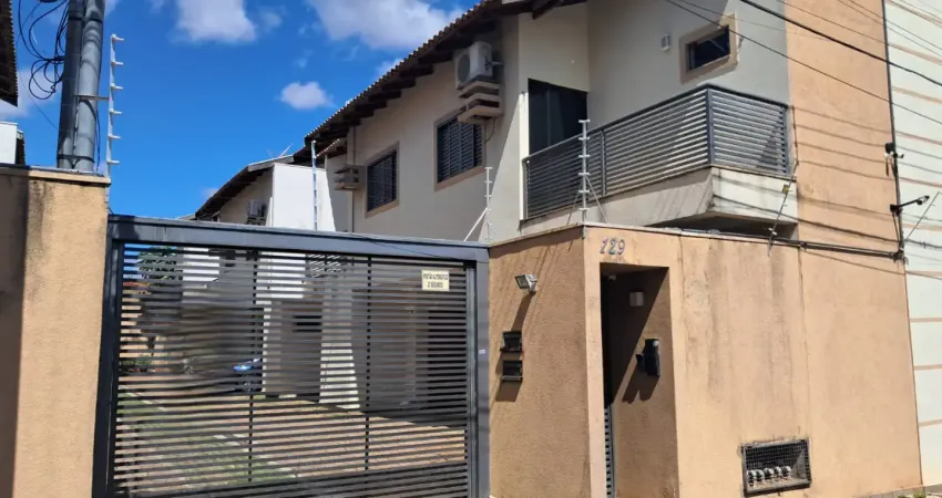 Sobrado em condomínio fechado com 2 quartos, 1 suíte com sacada e garagem coberta