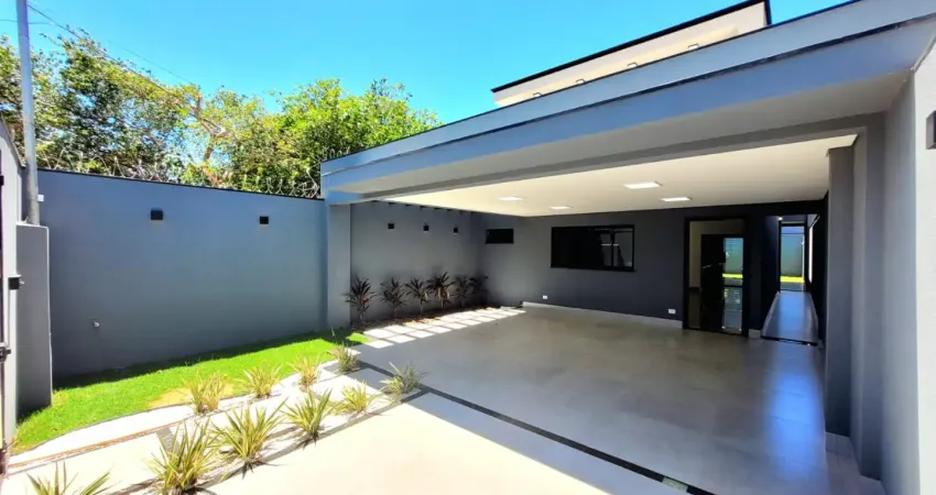 Casa moderna, completa e pronta pra morar, com quintal gramado!