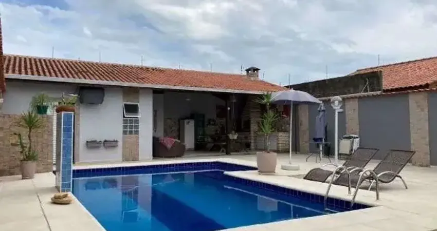 Casa no bairro cibratel 2, em itanhaém, litoral sul de são paulo, localizada no lado praia à 1.400 metros do mar, em rua calçada.