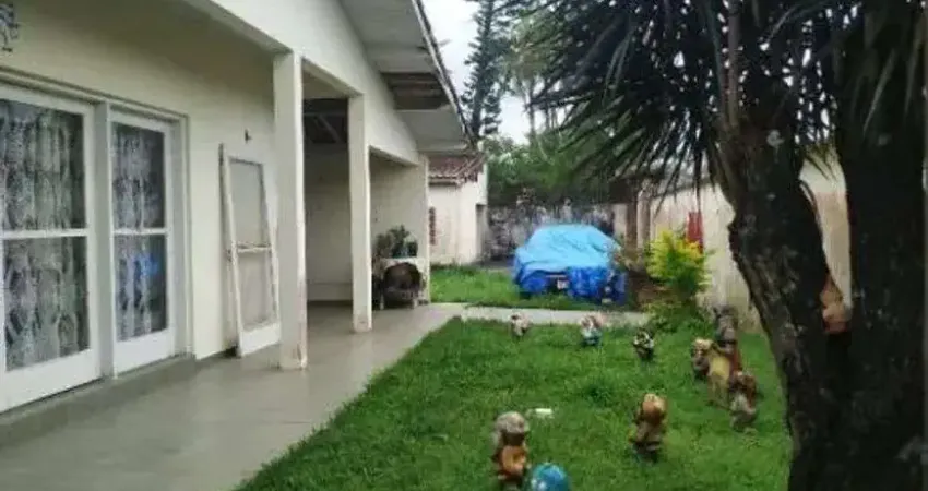 Casa no bairro loty, em itanhaém, litoral sul de são paulo, localizada no lado praia à 100 metros do mar, em rua calçada.