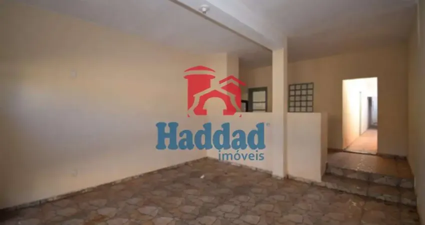 Casa meio ote com 2 dorm, sala, coz, bh, garagem, área em cima da garagem - quintal