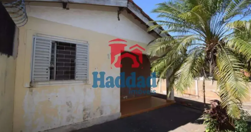 Casa antiga com potencial em terreno amplo e ótima localização