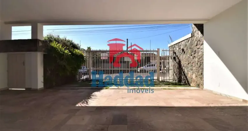 Belíssima casa no centro com quatro dormitorios todos com suite.