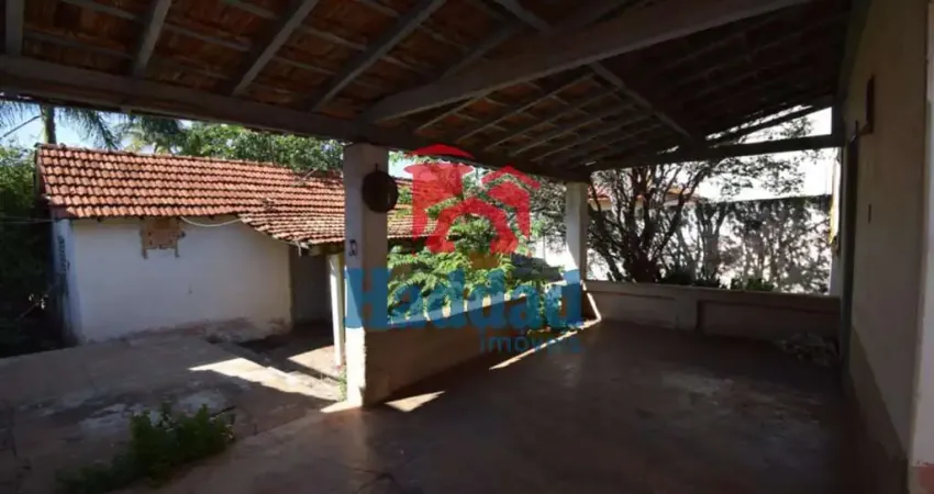 Casa no centro, antiga, possuindo 3 dorm, sala, coz, bh, garage. a.s., quintal grande. 410,10 m² tr