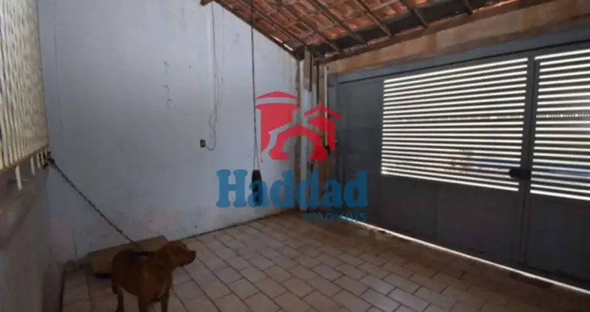 Casa meio lote possuindo 2 dorm, sala, coz, bh, garagem, área na frente e fundos