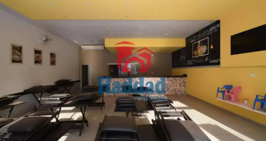 Salão comercial possuindo cerca de 85 m², cozinha grande, deposito, varios jogos de mesa e cadeira, televisão, freezer, geladeira, ar condiconado e ventilarores.