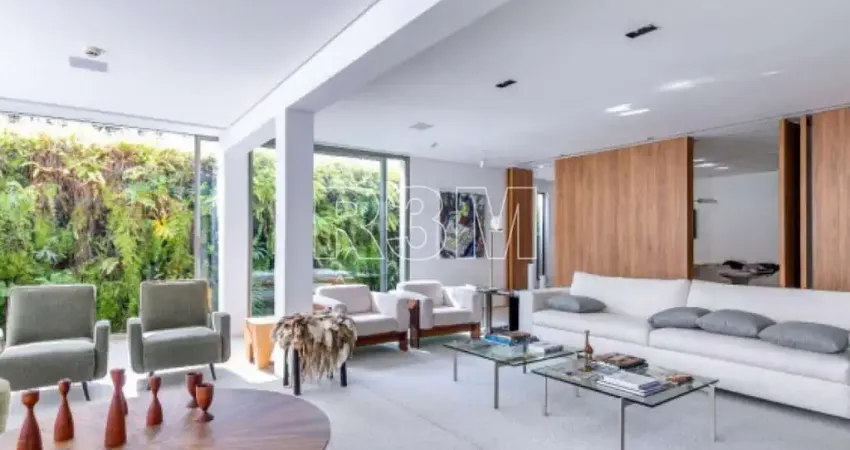 Casa no brooklin com 700 m² sendo: 5 dormitórios (5 suítes) e 4 vagas de garagem.