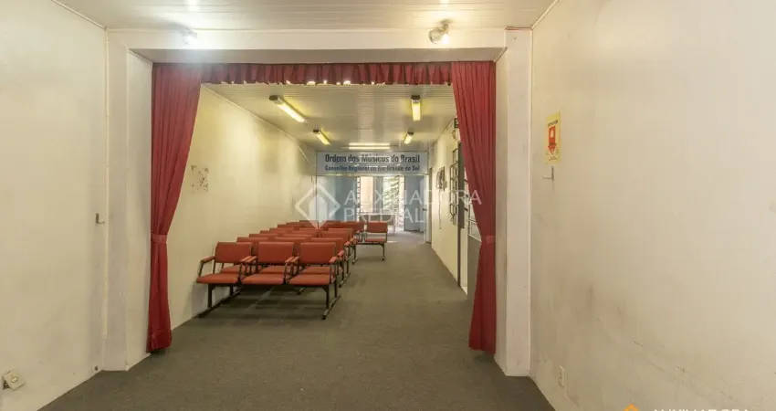 ***não alagou**** venha conhecer este belo sobrado. sobrado 4 andares, próximo ao gasômetro e nova orla do guaíba.  3° andar = 2 salas e banheiro. possibilidade de terraço.  2° andar =  sacada, auditó