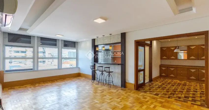 Excelente apartamento de três quartos, no coração do menino deus, próximo ao zaffari e ao shopping praia de belas. muito bem conservado, peças amplas e bem ensolaradas. cozinha americana, sala de jant