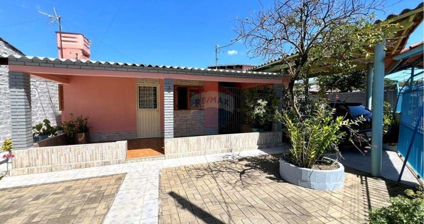 Casa com 3 dormitórios com piscina no bairro Guajuviras - Canoas -RS