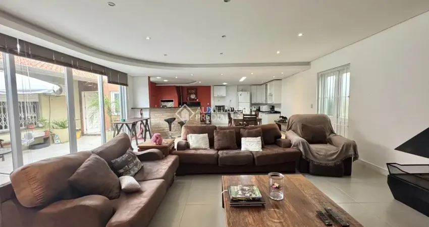 Casa térrea de 4 dormitórios com espaço gourmet no bairro igara