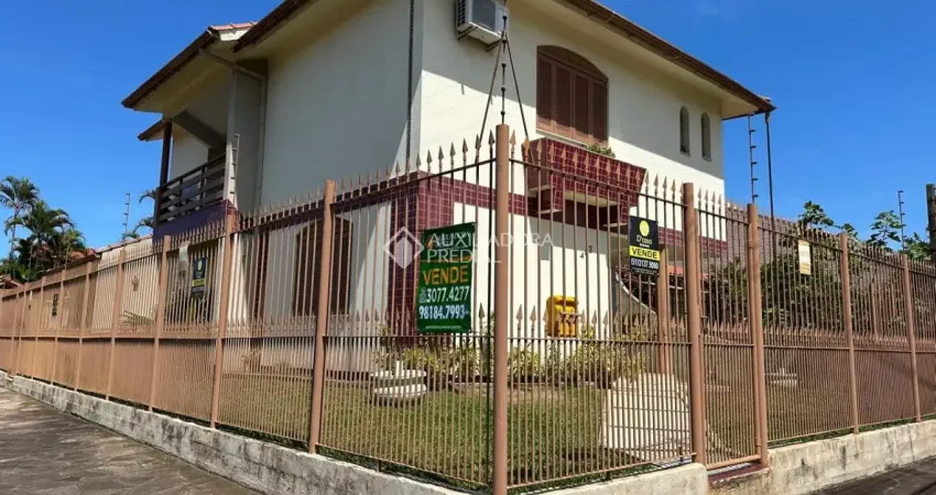 Bela casa esquina a venda 256,77 m² com 3 quartos sendo 1 suíte, sacada, pátio espera para piscina.