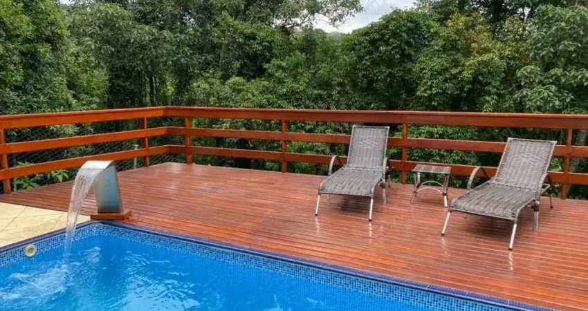 Lindíssima casa, seminova, com 4 suítes,1000 metros de terreno, 300 metros de área construída, com pomar, pé de abacate, manga, acerola, amora, horta, um verdadeiro paraíso